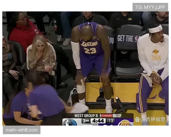 比赛第90分钟,因伤坐在替补席的詹姆斯紧握双拳 比赛第90分钟,因伤坐在替补席的詹姆斯紧握双拳